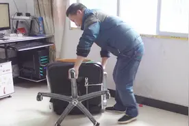 阿哥捣鼓几下就把滑不动的电脑椅子修理好了，原来椅子可以这么拆