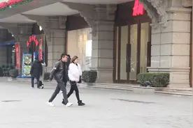 小伙恋爱4年从未牵手，只因女友紧张，1个游戏1天就解决了！视频封面