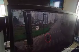 儿子一周没去上学，粗心老爸竟然不知道，接到老师电话后急疯了……图片