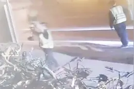 小黄车路边排放整齐 三男子趁夜堆成废墟