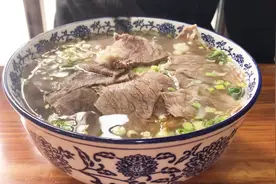 这才是真正的兰州拉面！表面铺满了牛肉，吃起来那叫一个爽视频封面