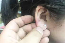 女孩子都喜欢打耳洞，那么需要注意些什么呢？小汉告诉你视频封面