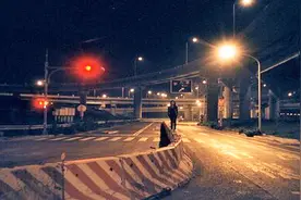 一曲最伤感情歌《一个人走》，一个人孤独的行走在无人的街头！