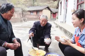 农村老人劳作回家，被爱孙的两道饭菜暖到心里，这样的孙女真难找视频封面