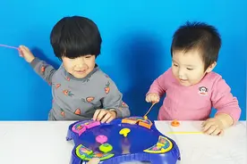 亲子互动游戏玩魔幻陀螺，两个女儿玩的太开心啦！视频封面