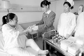宝宝出来后竟被医生又给塞回去，孕妈2个半月后再次分娩生子！视频封面