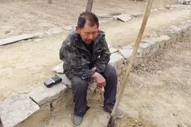 农村大叔，这样的身体，还在坚持种地，原因让人流泪！