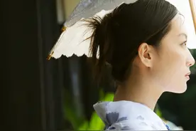 这几个动作可以看出一个女人正不正经，从细节去观察一个人图片