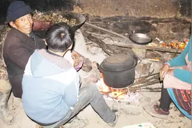 农村两位可爱的老人带着一个孩子 住在破破的一间土房 生活好朴实视频封面