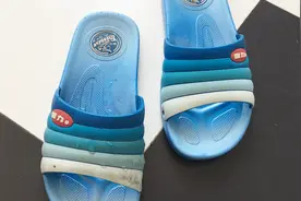 塑料拖鞋脏了洗不净？不用洗衣粉，教你一招洗得像新的一样干净视频封面