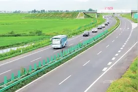 高速限速120开到80，被罚200元扣12分，车主很无奈视频封面