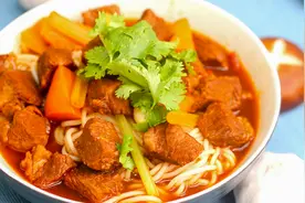 大厨教你正宗西红柿牛肉面做法，鲜美入味，吃一口就好满足视频封面