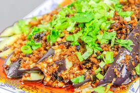 地道的家常菜老干妈肉末茄子，做法简单，营养好吃，特别下饭