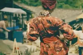 农村女孩不想掩饰自己美貌，第一天化妆上街，整条街的人都看懵了视频封面