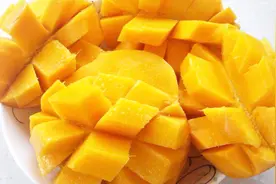 看吃货是怎么吃芒果的，去皮去核只需5秒，原来芒果是这样吃的