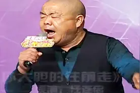 大爷唱歌全靠吼 把评委听得都浑身难受 评委苦笑：别吓坏小孩了视频封面