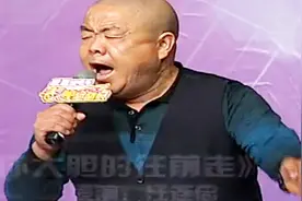 大爷唱歌全靠吼 把评委听得都浑身难受 评委苦笑：别吓坏小孩了视频封面