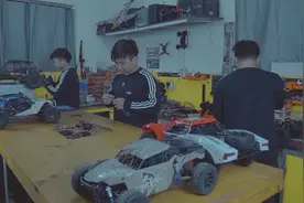 他的“玩具车”时速300多，虐杀法拉利视频封面