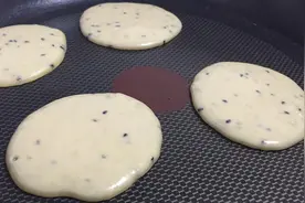 教你在家制作松软香甜的香蕉小饼，做法简单，当早餐或零食都可以视频封面