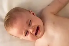 4岁宝宝经常晚上做噩梦大哭，是怎么回事？要注意是否身体出了问题视频封面