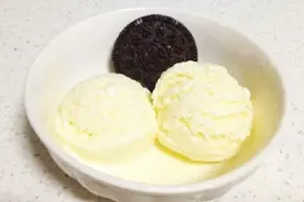 牛奶雪糕在家这样做，奶香浓郁香甜不腻，比买的好吃多了