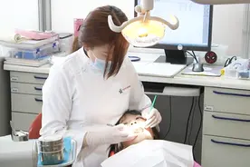 孩子长出“双排牙” 父母纳闷了：我们那一辈怎么没有一个长的？视频封面