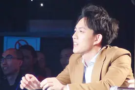 独特的嗓音和深情的演唱，带你领略不一样的《残酷月光》视频封面