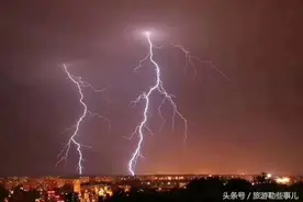 春雨雷电夜袭重庆 网友手机成功抓拍到闪电瞬间图片