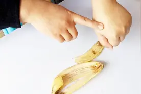 手背皱纹变多怎么办？只要香蕉皮就能轻松搞定，你不试试就可惜了视频封面