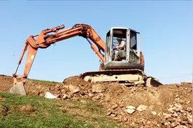 开了8年大型挖掘机，太累了，还是小挖轻松，都是小活