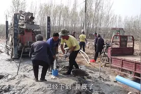 大家看看农村山泉水，是怎么打出来的，大奎百忙之中帮岳父打井！