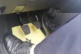开自动挡车，N挡挂D挡需要踩刹车吗？老司机都未必知道视频封面