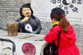 一人苦叹自己穷苦，突然一大师说：一个月之后，你定会官居三品视频封面