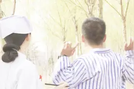 扶老太太过马路的代价，硬生生把百万身家扶没了！视频封面
