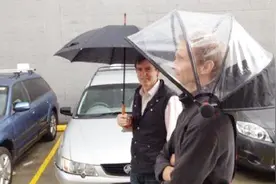 大叔花6年时间，发明不用手拿着的雨伞，彻底解放双手视频封面