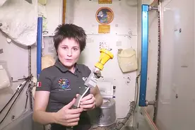 宇航员在太空中是如何上厕所的呢？看完女生的做法，真的好尴尬视频封面