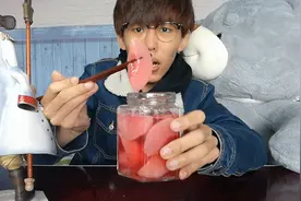 试吃“粉色毛桃罐头”，第一次见到这么好看的桃罐头，都不舍得吃视频封面