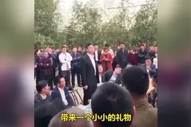 刘强东回湘潭寻祖：带给相亲100亿的“小礼物”视频封面