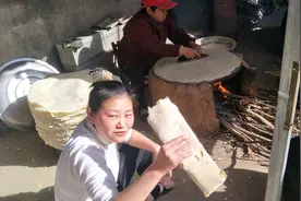 教学版的摊煎饼来啦，想学正宗的还得看大妈们如何摊的，太好吃啦视频封面
