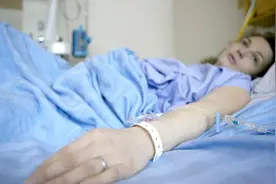 怀二胎妈妈被调皮大宝撞到肚子，送到医院后全家人心碎！