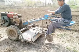 厉害了！农村老大爷用这种机器翻地，半亩地10分钟就搞定了！视频封面