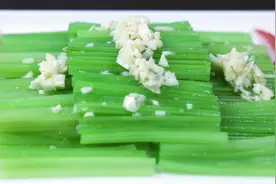 凉拌芹菜这样做，爽脆可口味道鲜，端上桌就是一道美丽的风景线视频封面