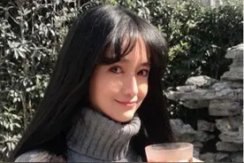 43岁“冻龄妈妈”分享驻颜秘方 体重不过百 和22岁女儿互穿衣服视频封面