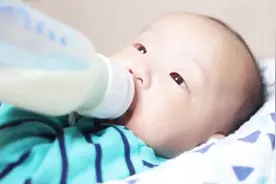 育儿：喂母乳时宝宝总喜欢盯着妈妈，其中的原因实在有点感人！视频封面
