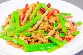 厨师长教你做苦瓜肉丝，色泽翠绿，肉质嫩滑，全程节奏紧，无废话