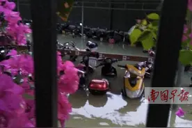 南宁一小区停车场水管爆裂 近百辆电动车被泡(组图)图片