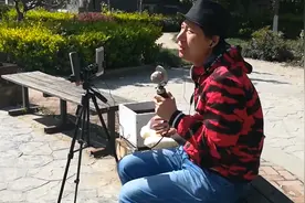 厉害了我的叔，搞笑大叔公园直播演唱《找工作好难》看醉了图片