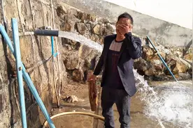 村里小哥教你最快洗澡方法，一秒洗个冷水澡，问你学不学？视频封面
