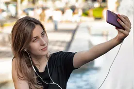 自拍不好看是长的太丑？你可能被手机骗了，这样的姿势才正确