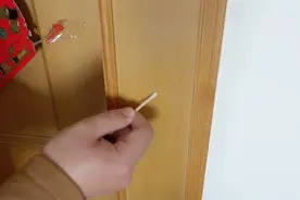 双面胶痕难去除？那是没找对方法，一个妙招，贴多少双面胶都不怕